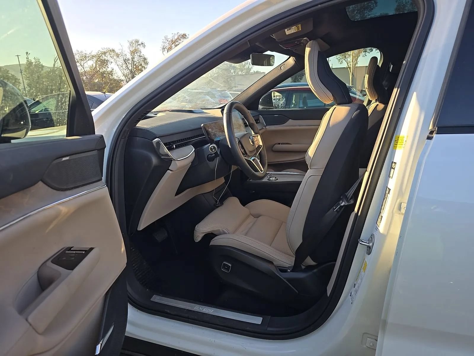 Used 2025 Volvo EX90 Ultra AWD/4WD image 2