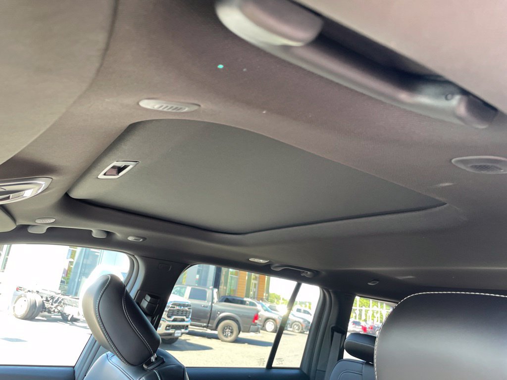 New 2027 Jeep Grand Cherokee Altitude AWD/4WD image 12