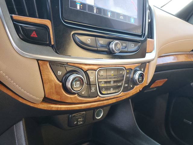 Used 2022 Chevrolet Traverse Premier FWD image 22