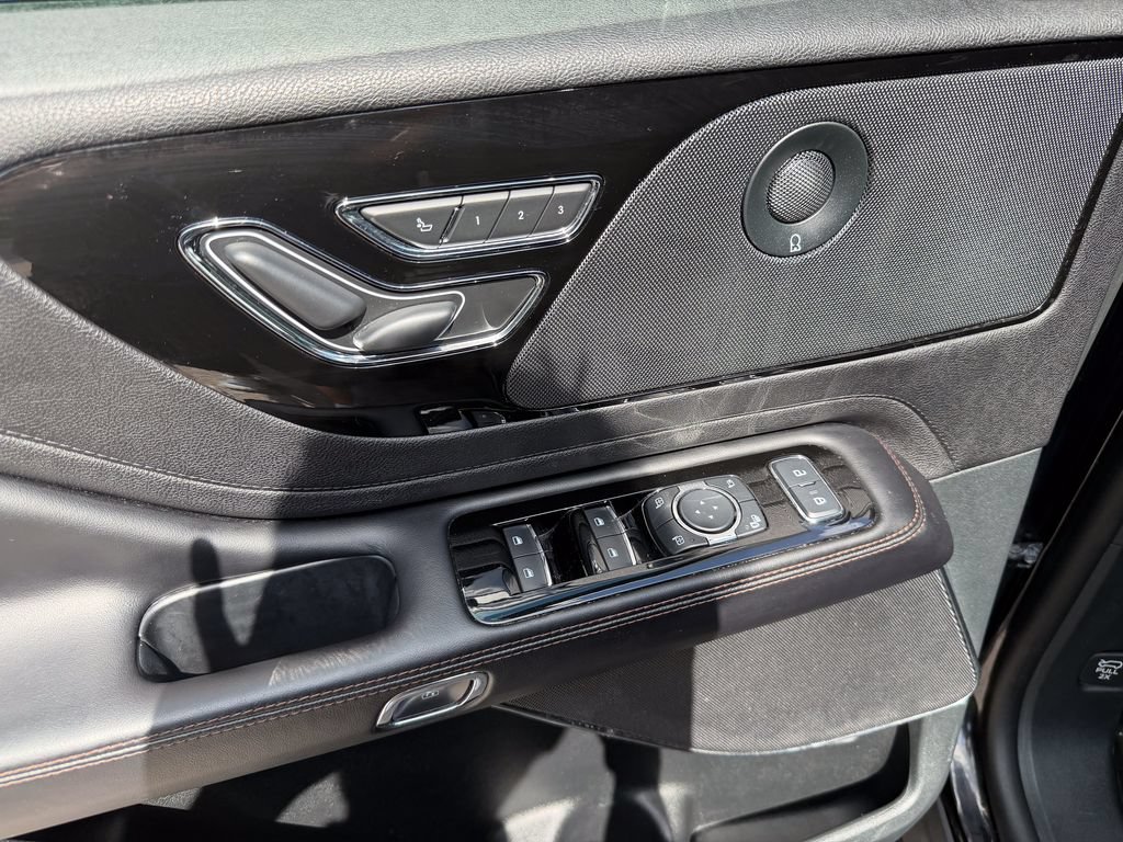 Used 2023 Lincoln Aviator Reserve w/ Elements Package Plus AWD/4WD image 14