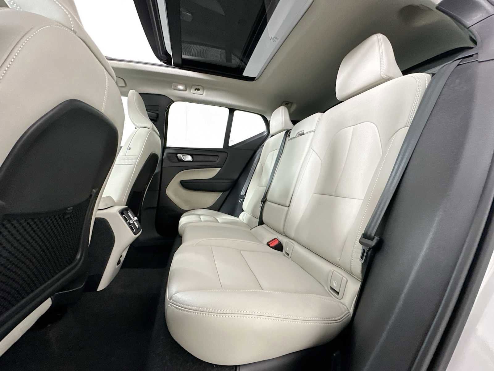 Used 2025 Volvo XC40 B5 Plus w/ Climate Package image 23