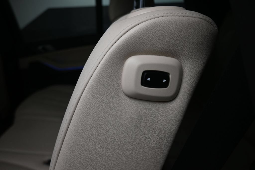 Used 2022 BMW X7 xDrive40i w/ Executive Package AWD/4WD image 33