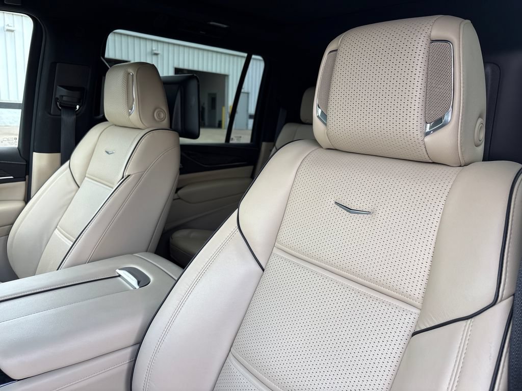 Certified 2021 Cadillac Escalade ESV Premium Luxury AWD/4WD image 16