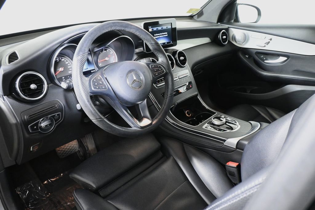 Used 2019 Mercedes-Benz GLC 300 4MATIC image 4