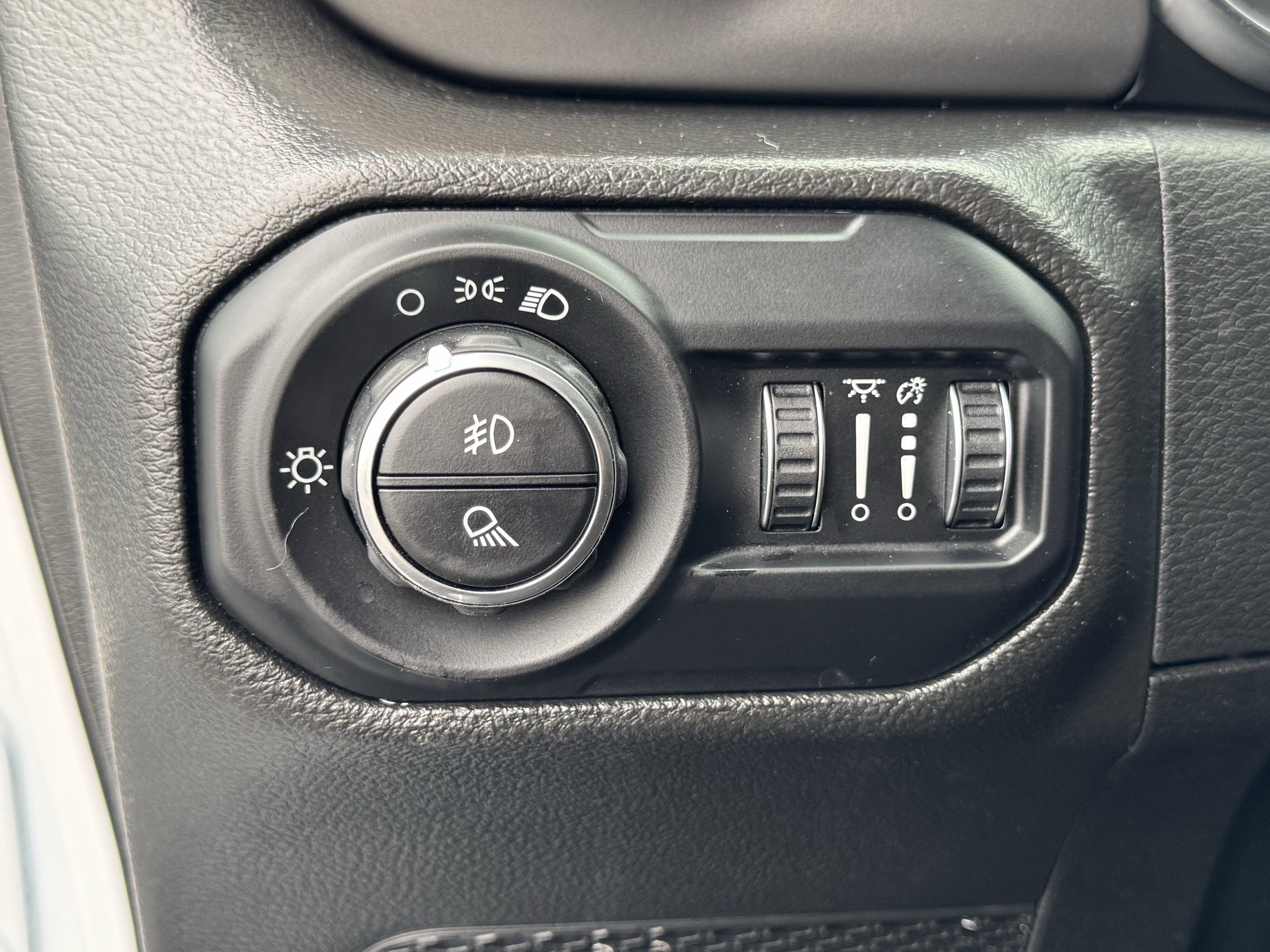 Used 2022 Jeep Gladiator Sport image 29