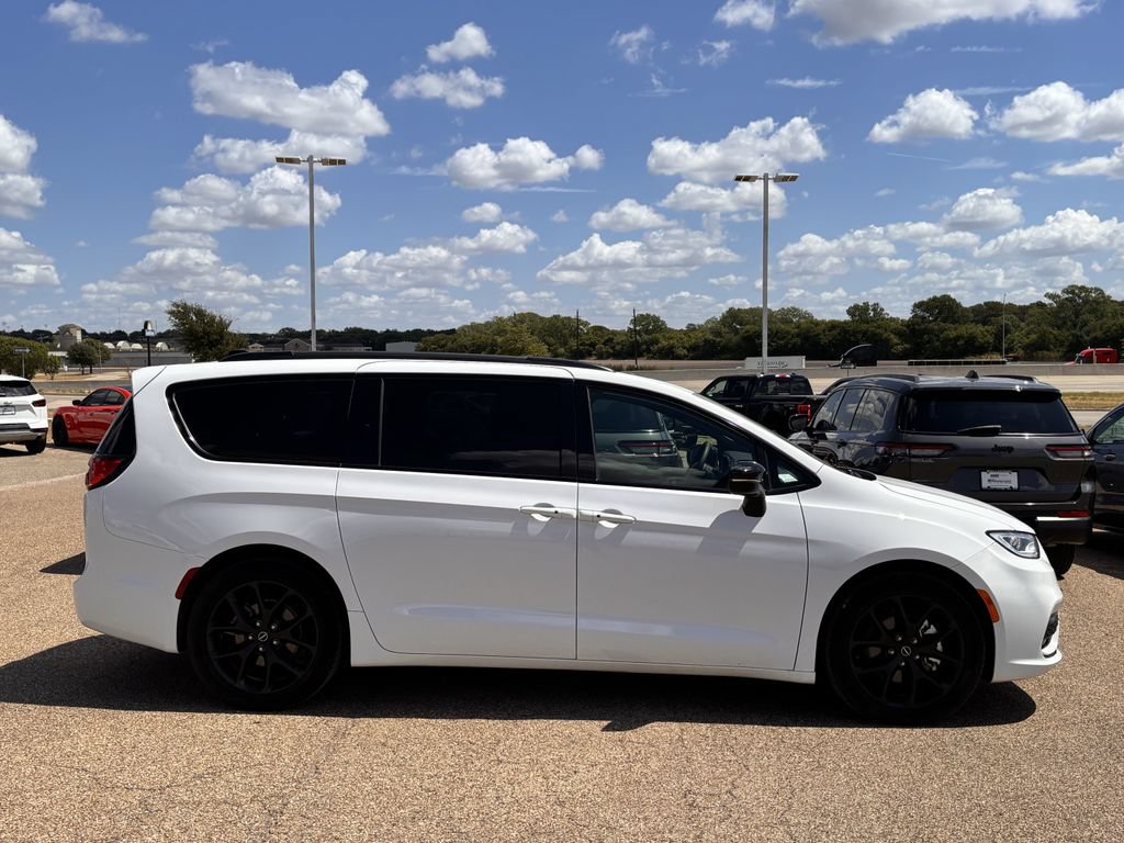Used 2025 Chrysler Pacifica Limited FWD image 3