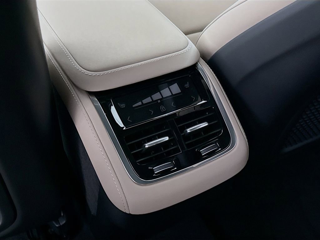 New 2026 Volvo XC90 B6 Plus w/ Protection Package Premier image 26