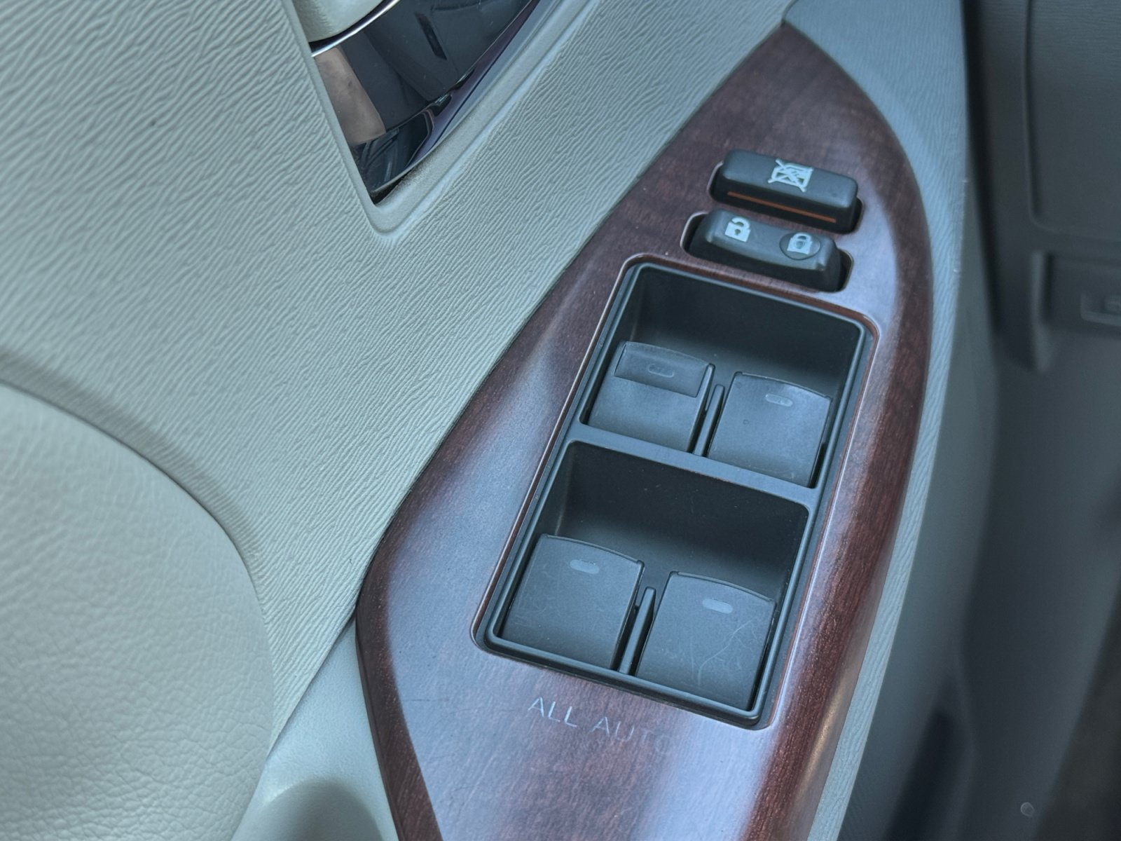 Used 2012 Toyota Sienna XLE FWD image 19