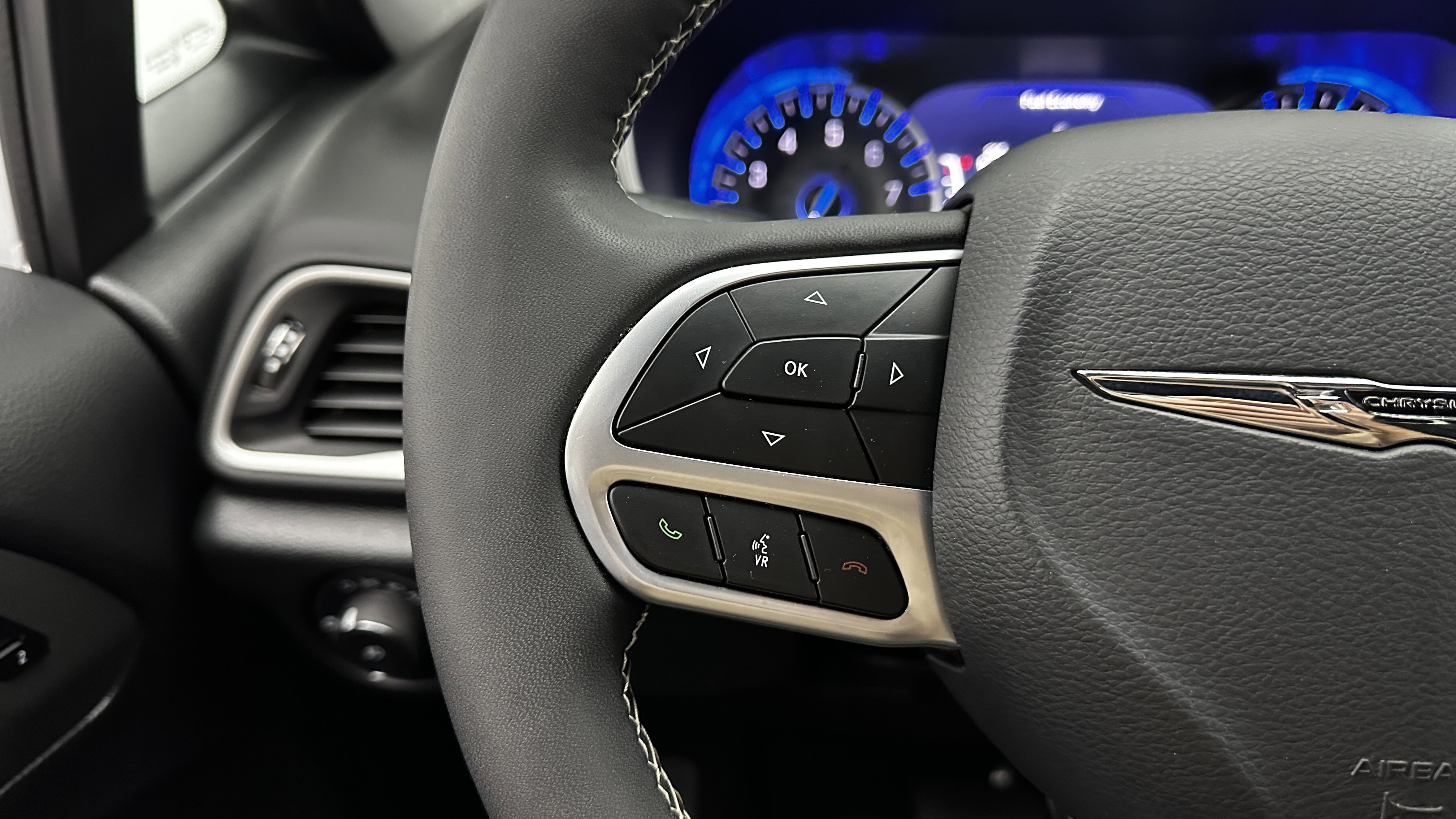 Used 2025 Chrysler Pacifica Select image 21