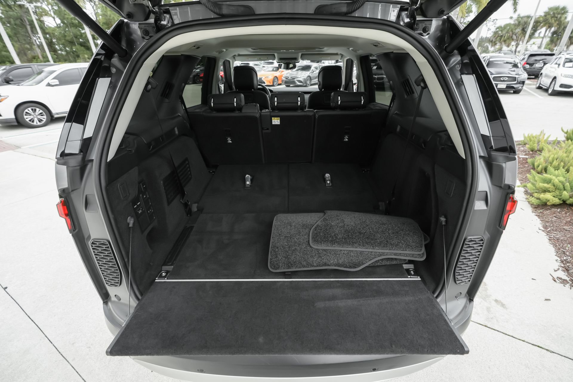 Used 2024 Land Rover Discovery S image 41