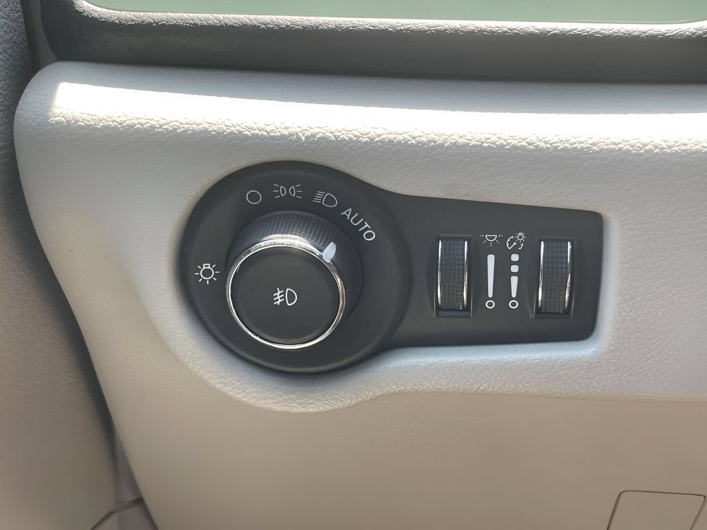 Used 2023 Chrysler Pacifica Touring-L FWD image 18