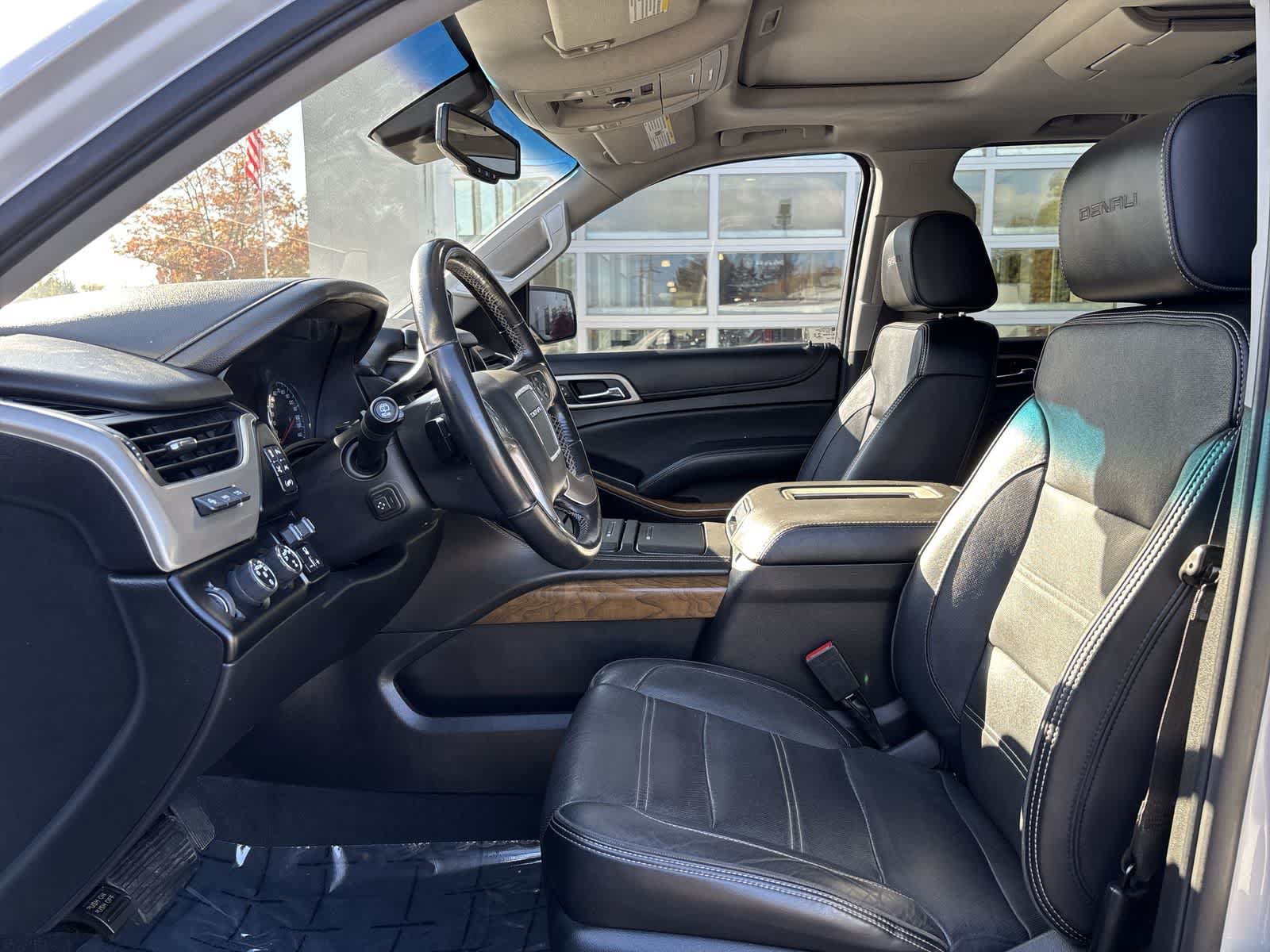 Used 2020 GMC Yukon XL Denali w/ Denali Premium Package AWD/4WD image 8
