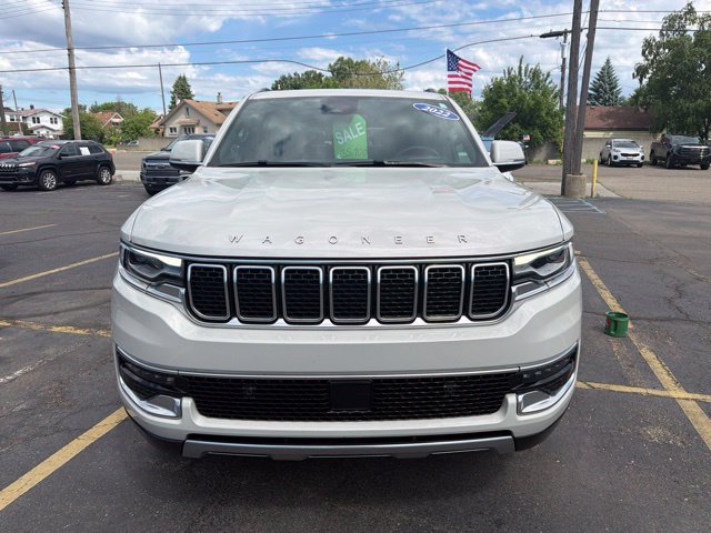 Used 2022 Jeep Wagoneer Series III w/ Premium Group I AWD/4WD image 2