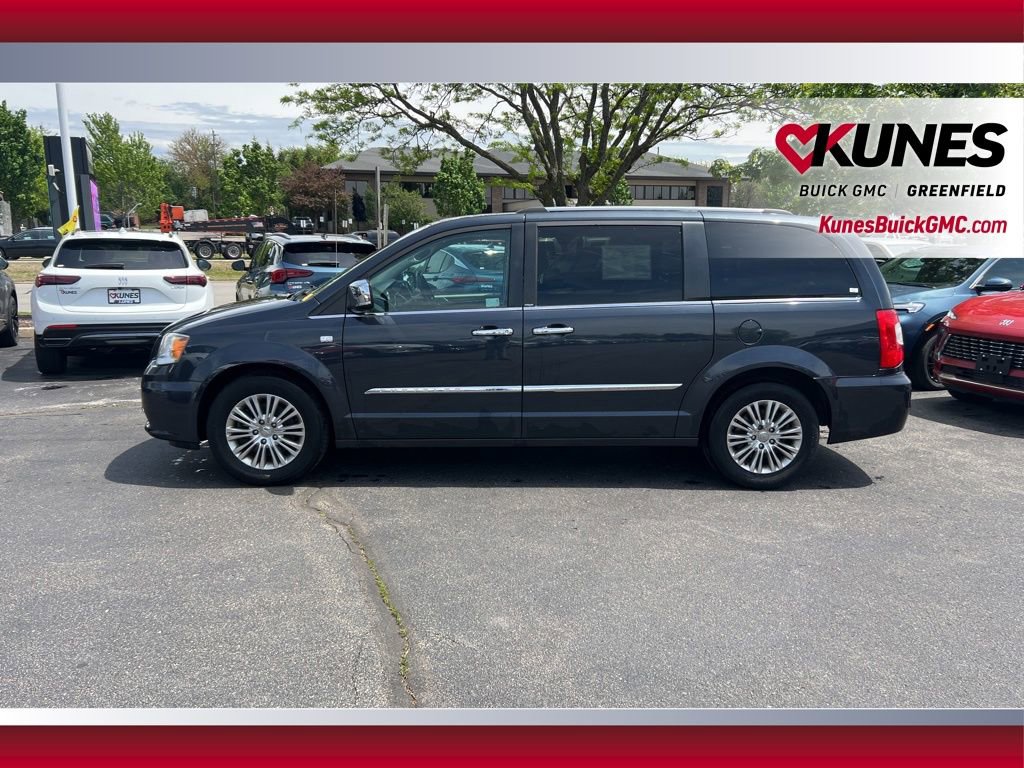 Used 2014 Chrysler Town & Country Touring-L FWD image 10