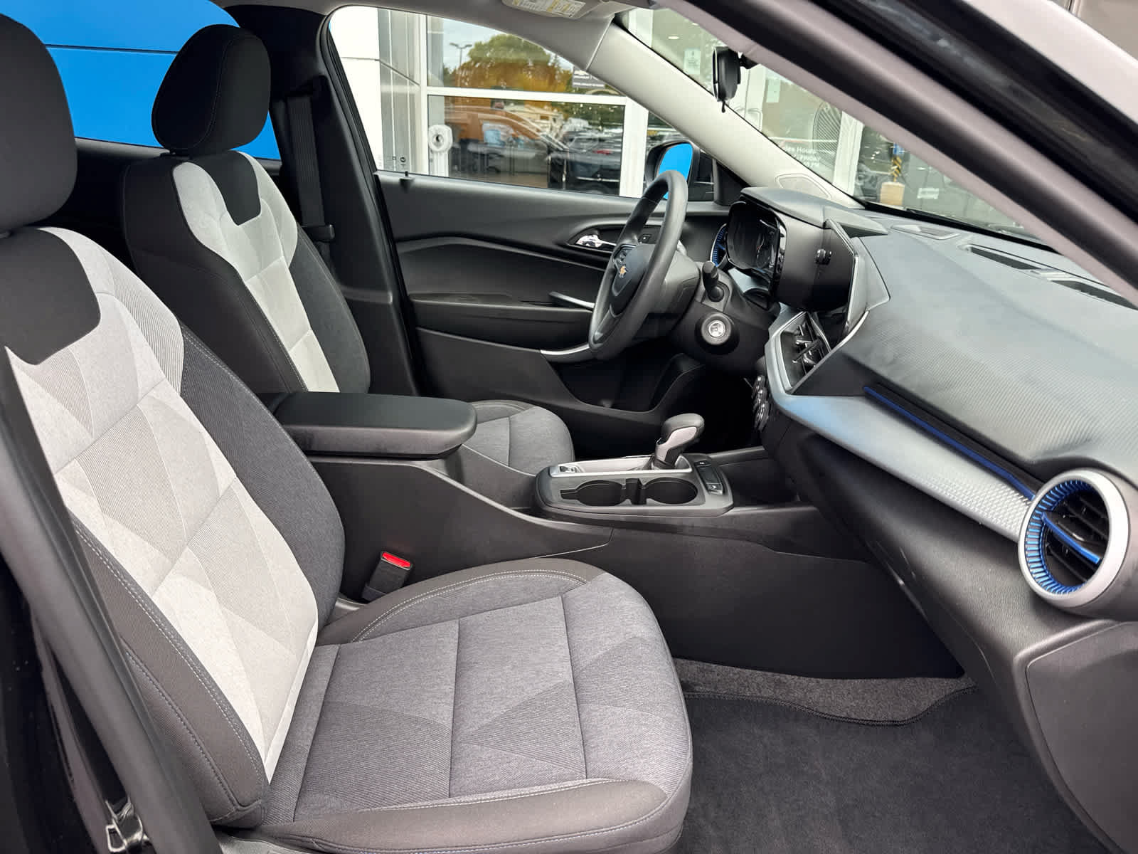 Used 2024 Chevrolet Trax LS w/ LS Convenience Package FWD image 4