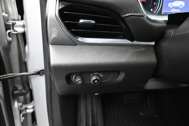 Used 2022 Chevrolet Traverse LT FWD image 9