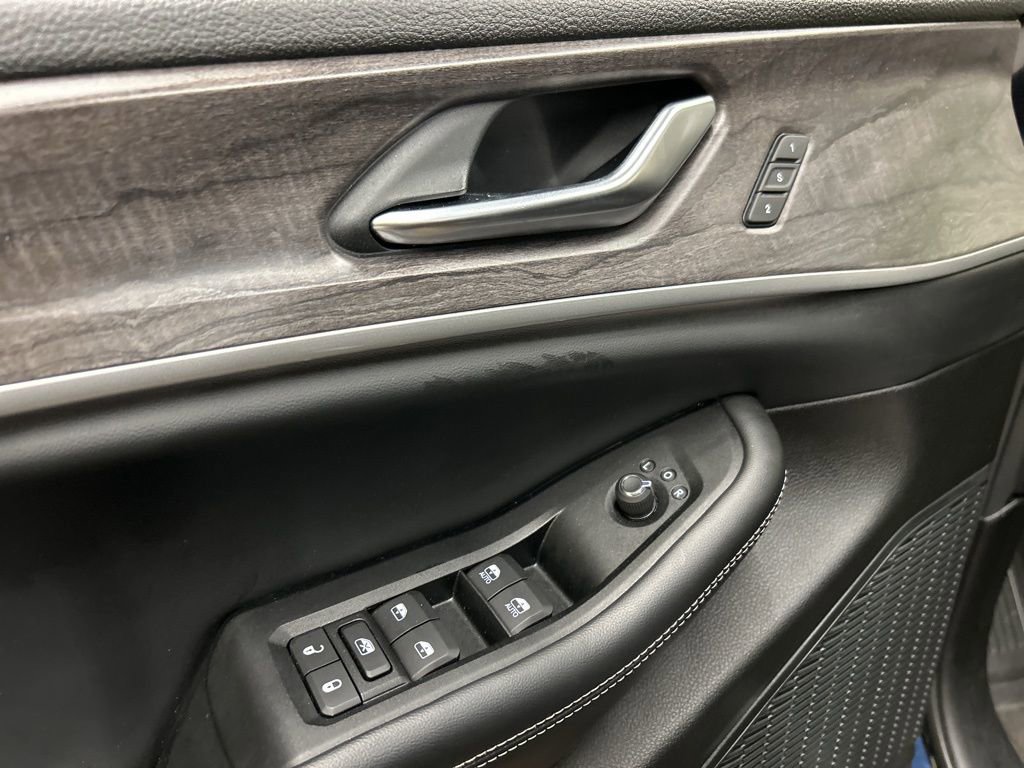 Used 2023 Jeep Grand Cherokee L Limited w/ Luxury Tech Group II image 28