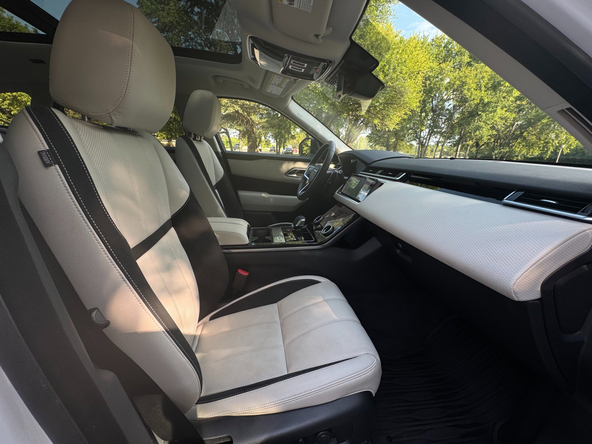 Used 2023 Land Rover Range Rover Velar R-Dynamic S image 19