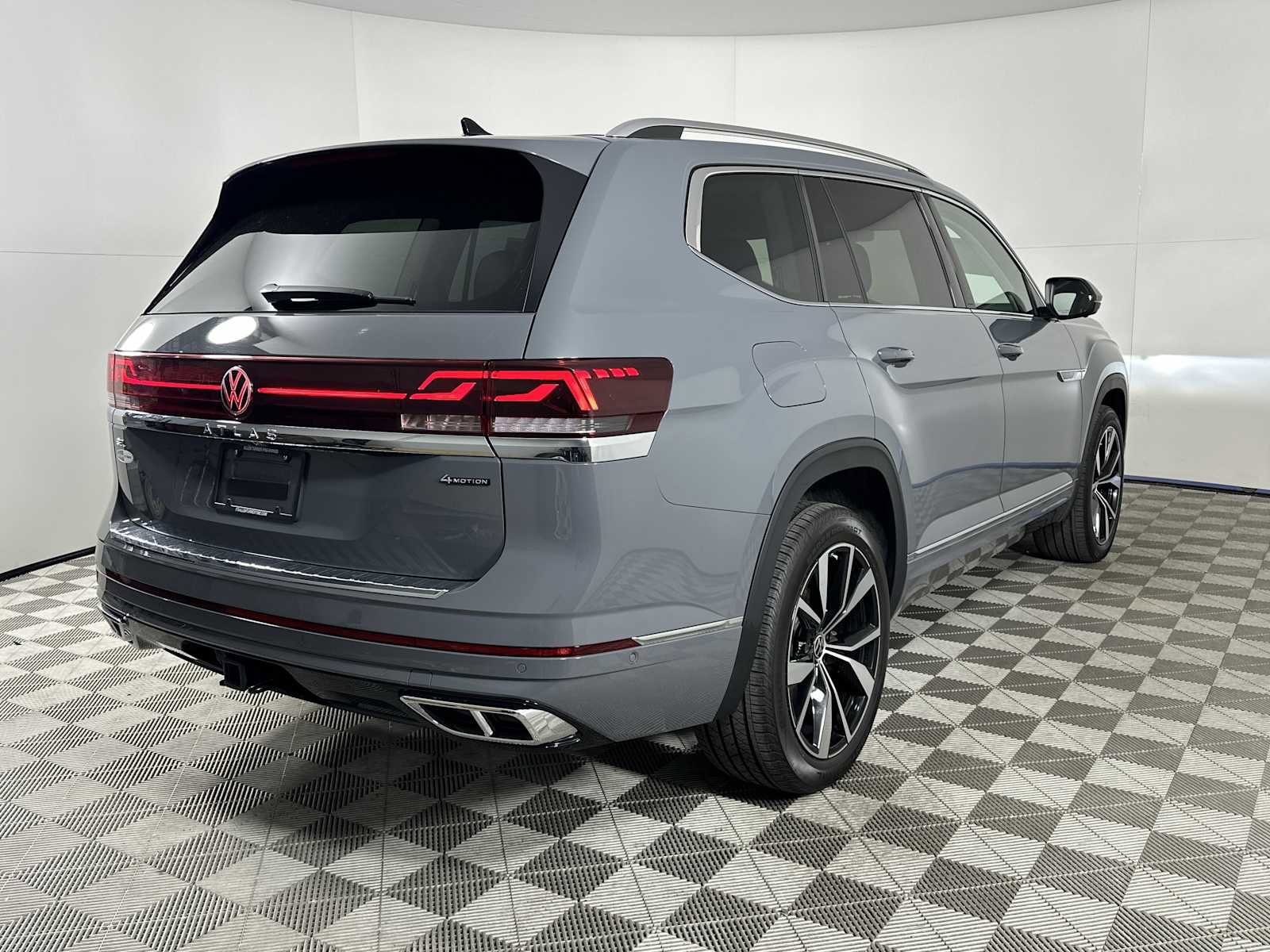 Used 2025 Volkswagen Atlas SEL Premium R-Line image 8