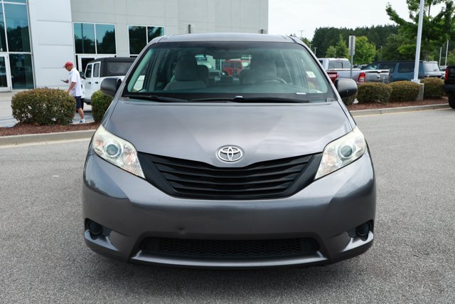 Used 2015 Toyota Sienna L FWD image 2