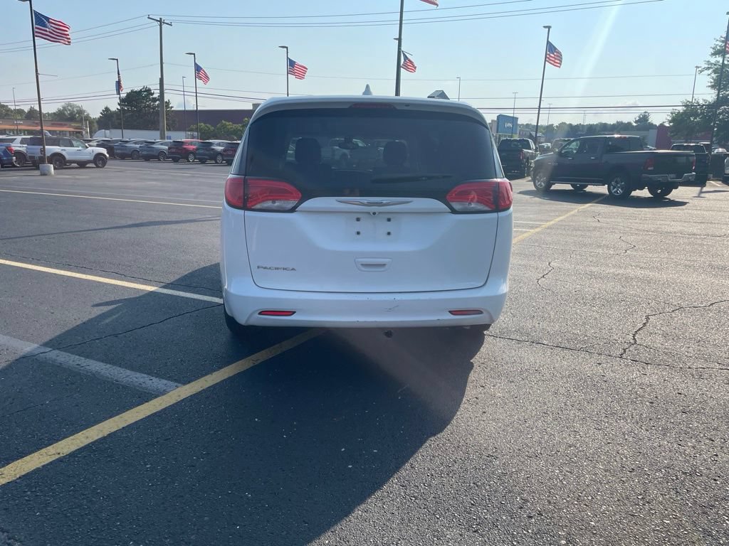 Used 2017 Chrysler Pacifica Touring w/ Tire & Wheel Group FWD image 6