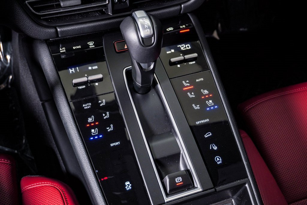 Certified 2025 Porsche Macan image 24