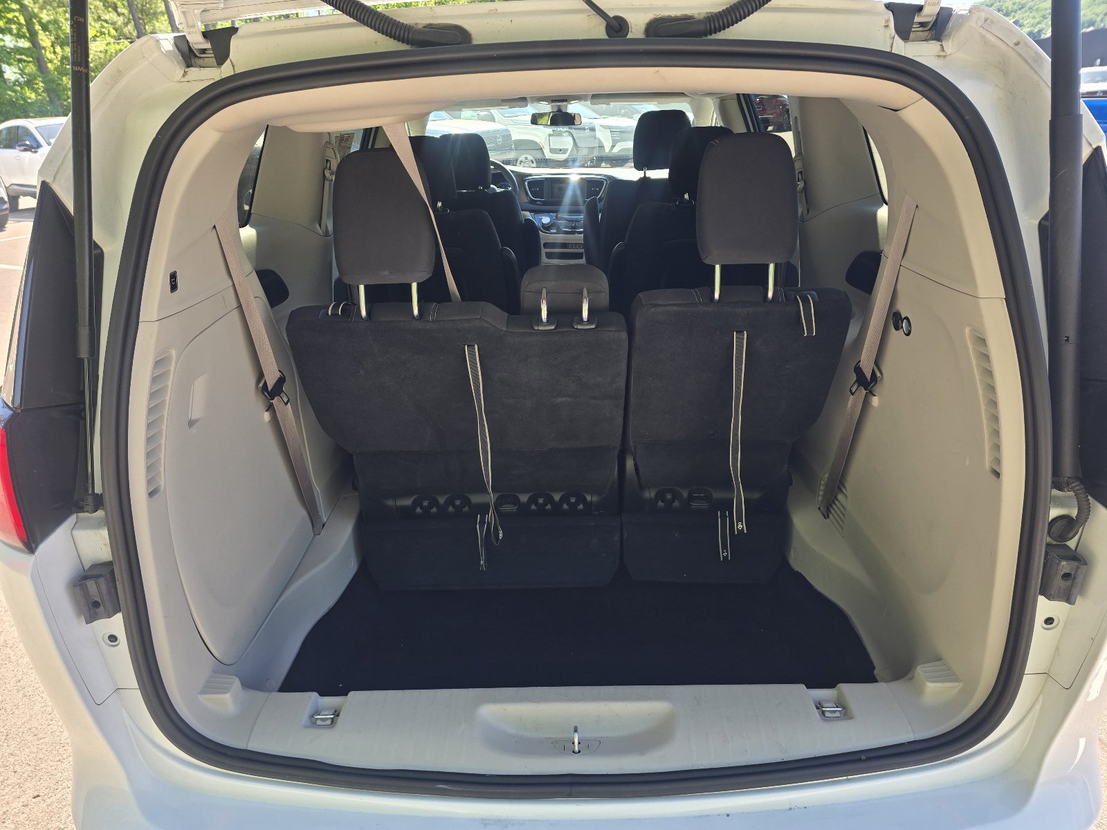 Used 2022 Chrysler Voyager LX FWD image 26