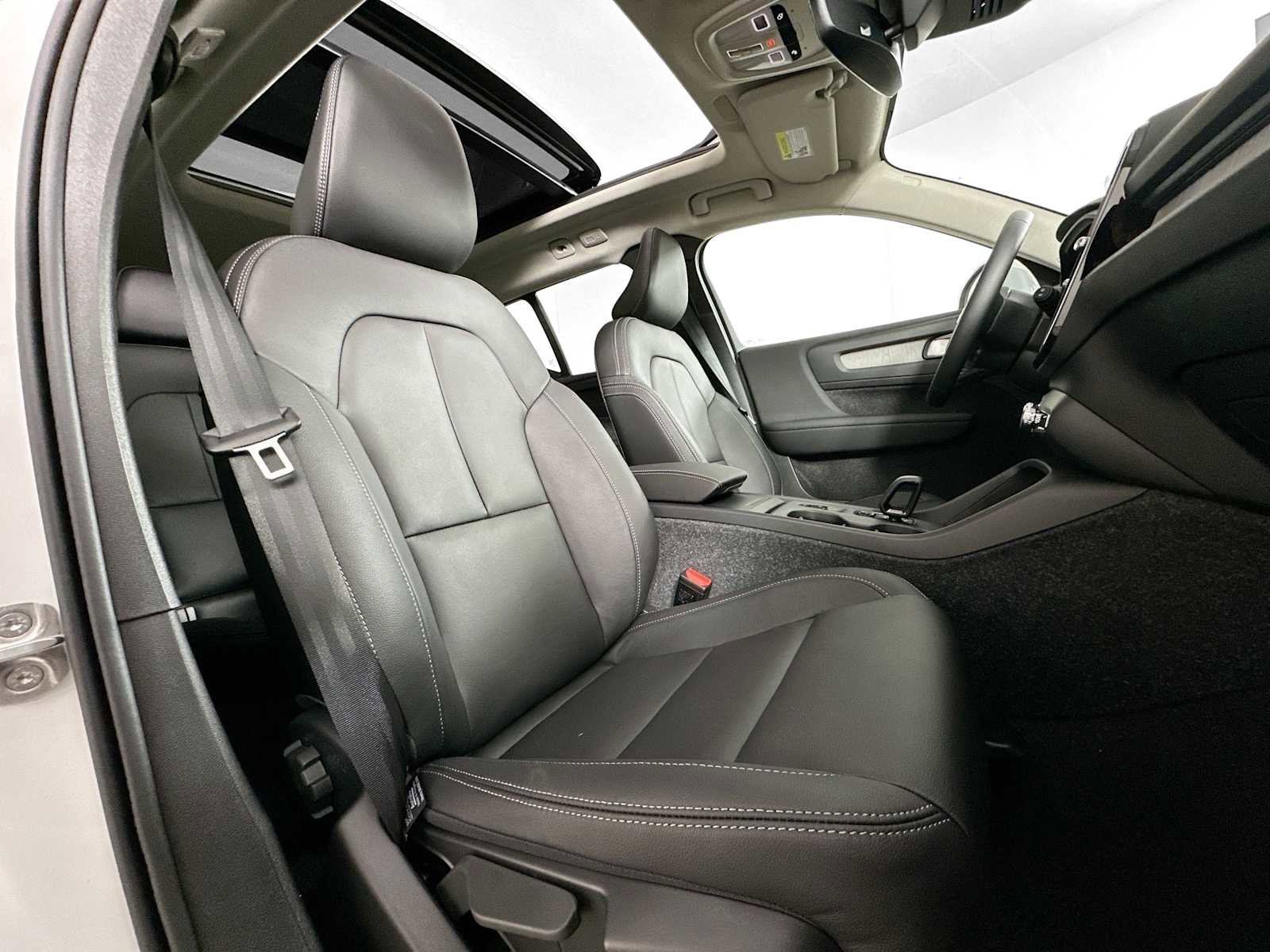 Used 2025 Volvo XC40 B5 Core w/ Protection Package Premier image 26