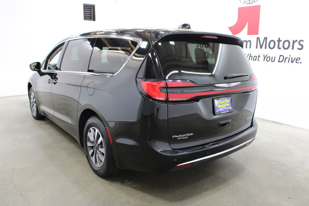Used 2024 Chrysler Pacifica Limited FWD image 3