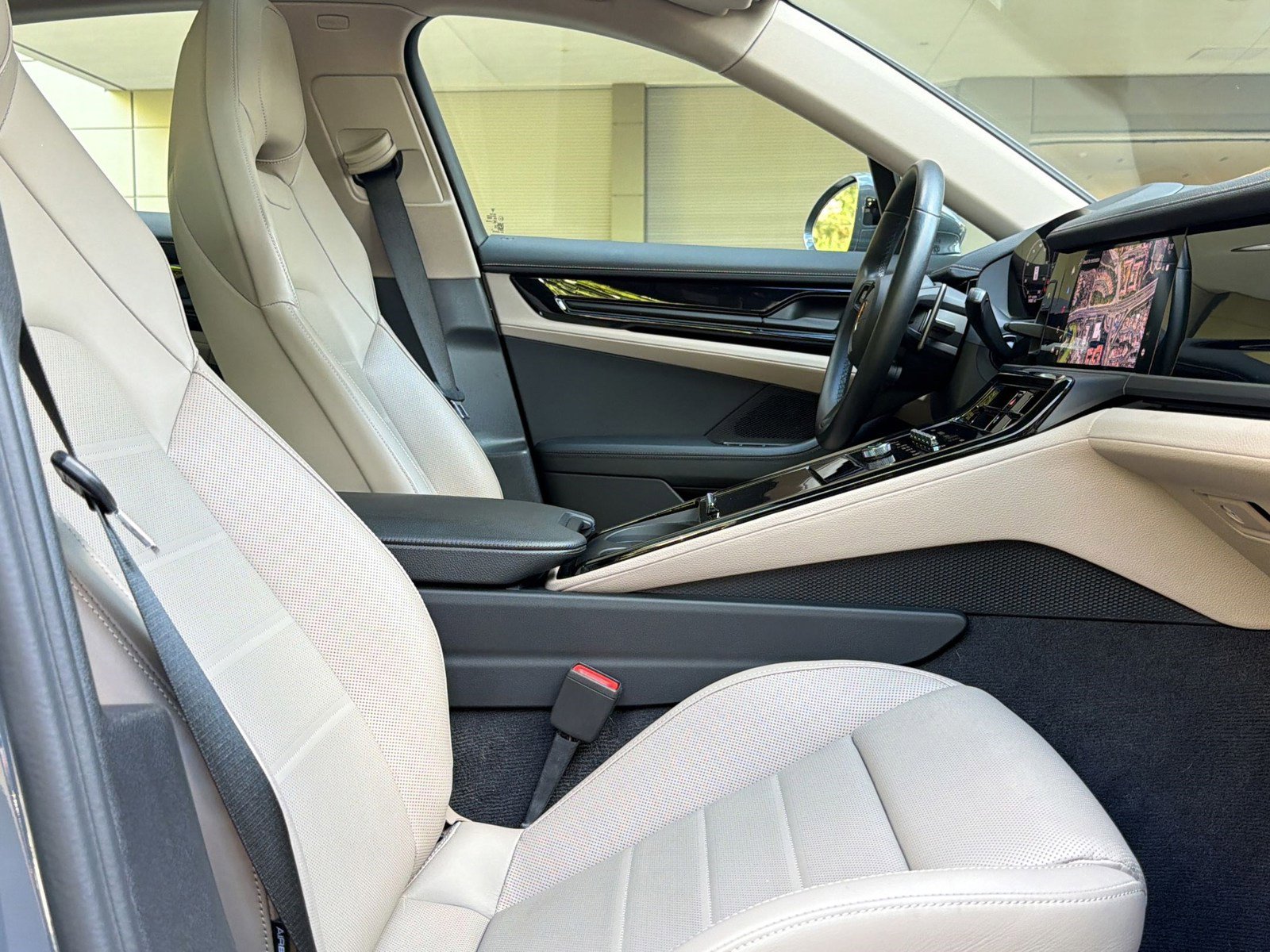 Used 2025 Porsche Panamera image 31
