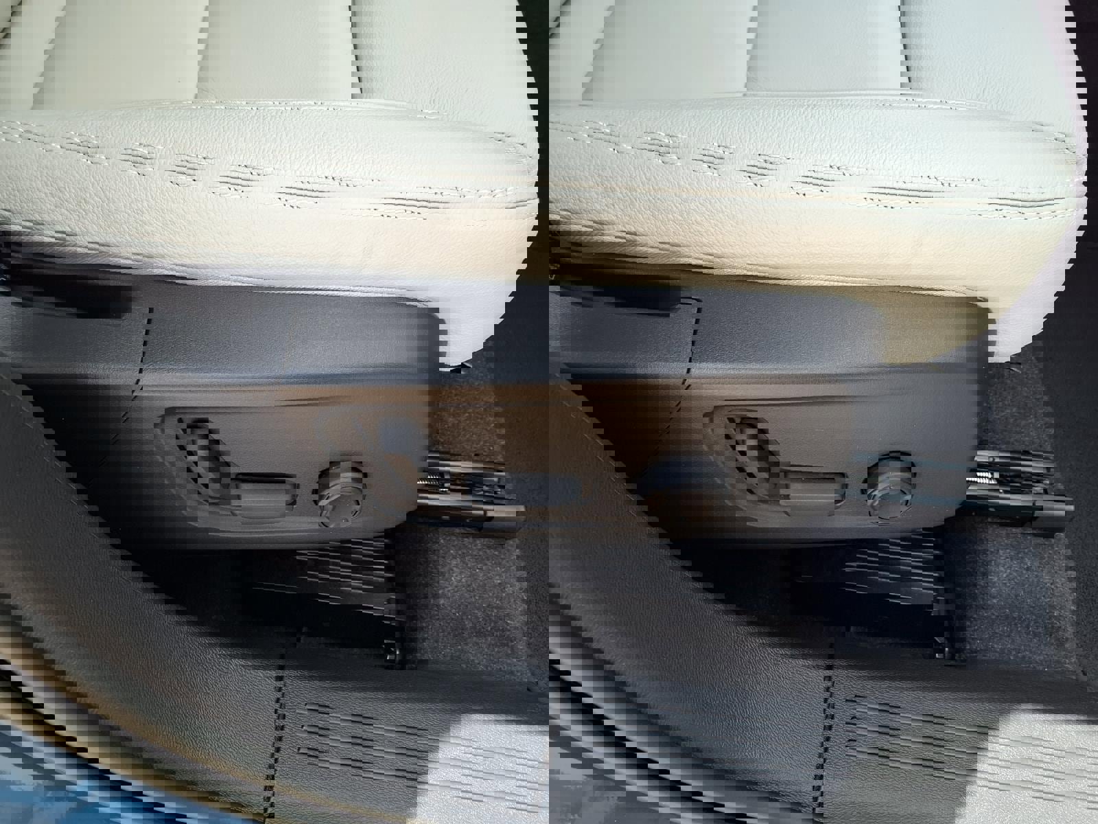 Certified 2023 Volvo XC40 B5 Plus AWD/4WD image 12