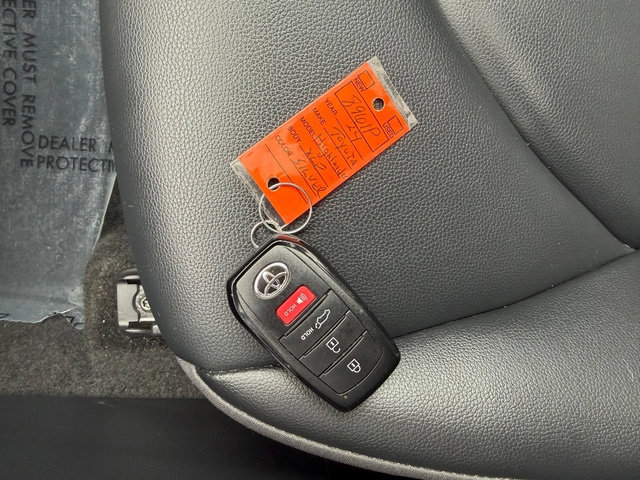 Used 2024 Toyota Highlander XLE AWD/4WD image 30