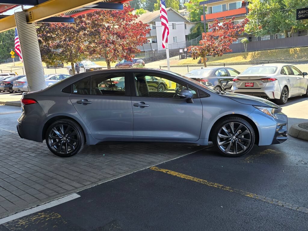 Used 2025 Toyota Corolla SE w/ SE Premium Package FWD image 4