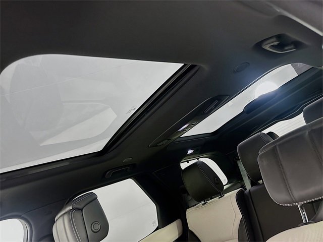 Certified 2023 Land Rover Discovery Metropolitan Edition image 14