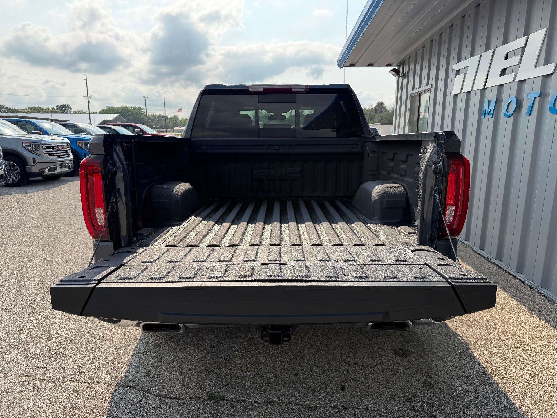 Used 2021 GMC Sierra 1500 SLT w/ SLT Premium Plus Package AWD/4WD image 9