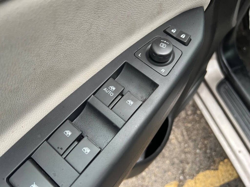 Used 2012 Chevrolet Captiva Sport LTZ image 11