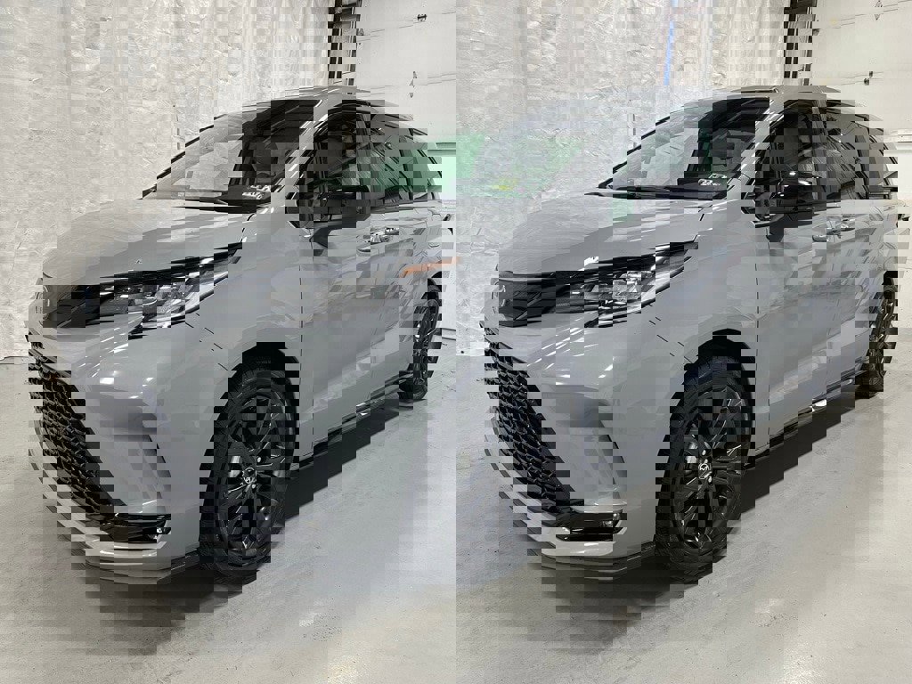 Used 2025 Toyota Sienna XSE image 3