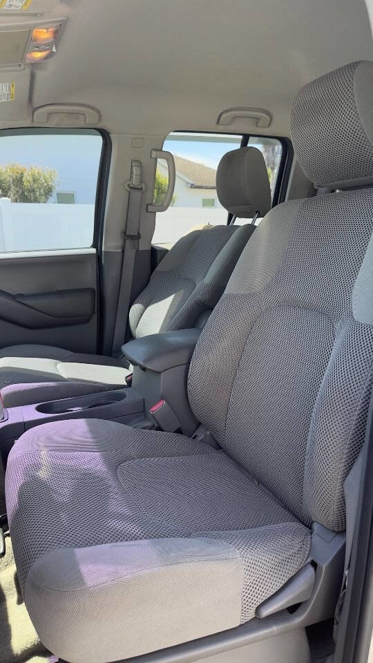 Used 2010 Nissan Frontier SE image 11