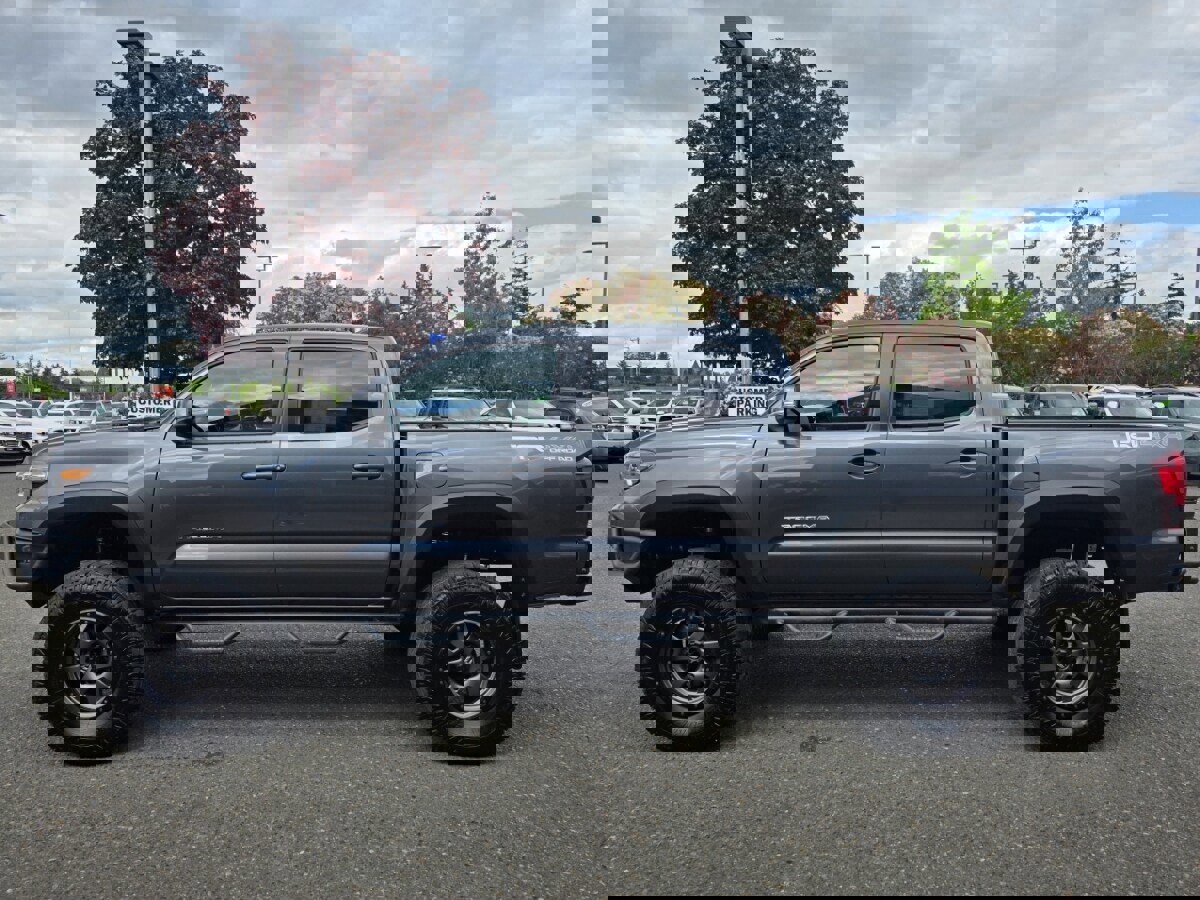 Used 2018 Toyota Tacoma TRD Off-Road image 7