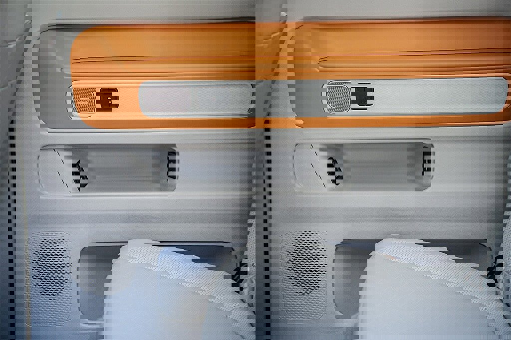 New 2025 Volkswagen ID. Buzz Pro S Plus image 32