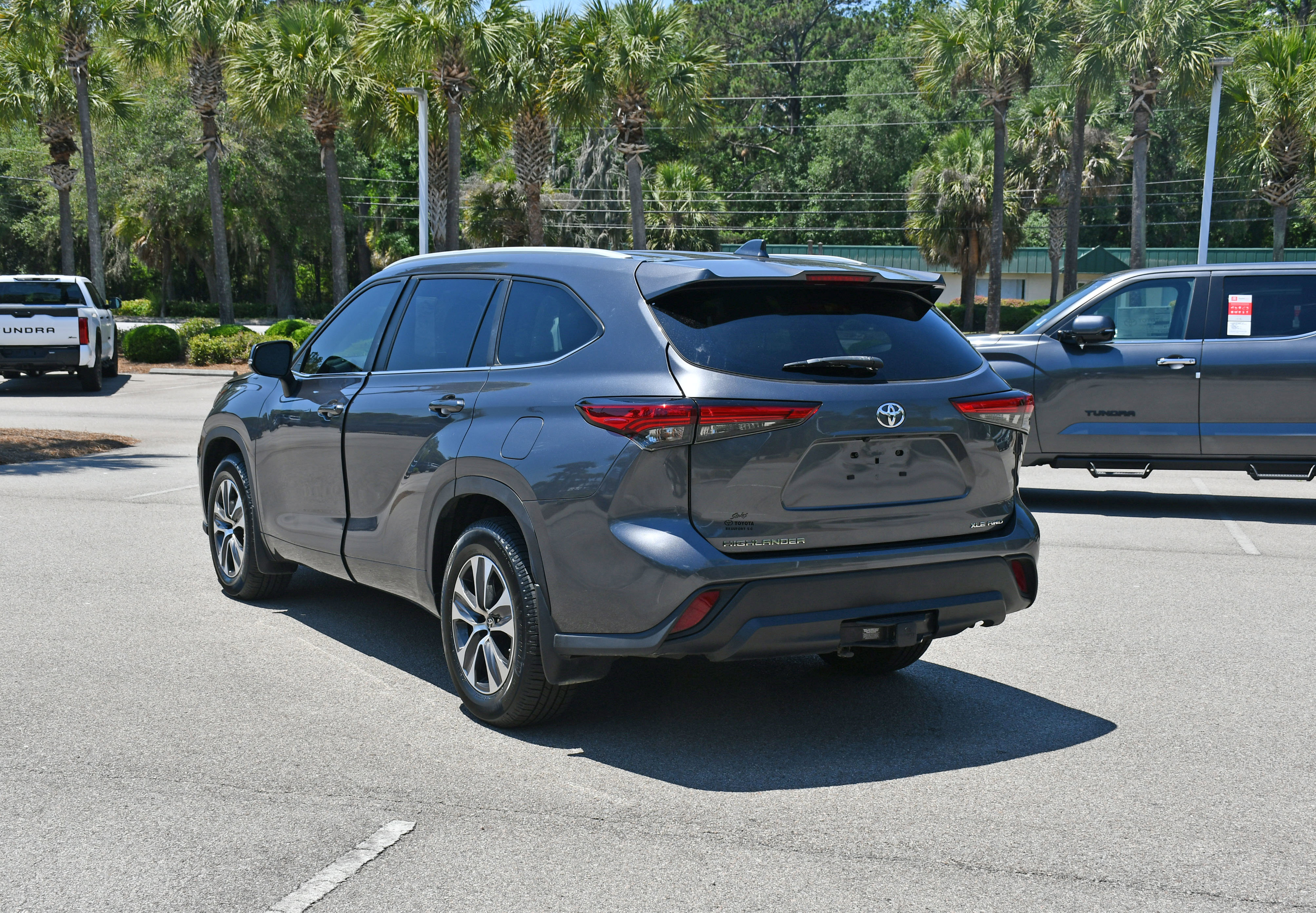 Used 2023 Toyota Highlander XLE AWD/4WD image 4