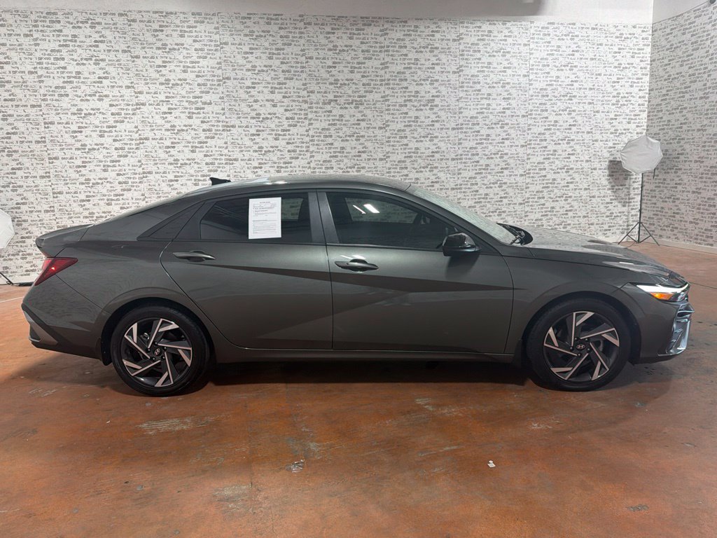 Used 2025 Hyundai Elantra Sport FWD image 8