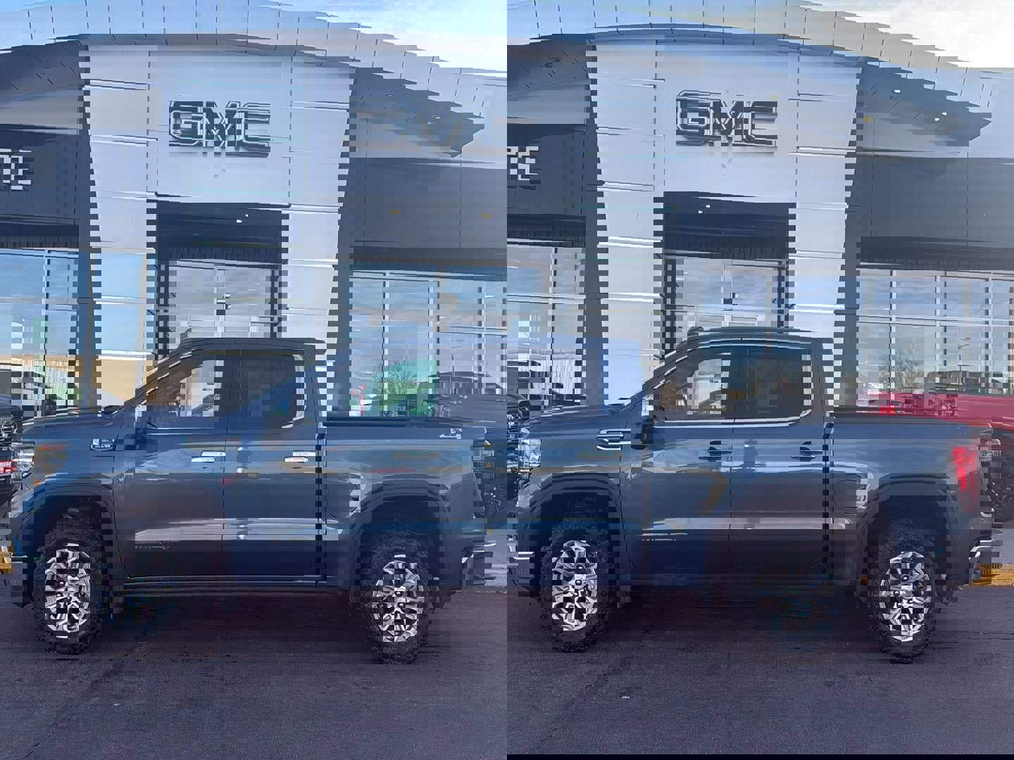 Used 2024 GMC Sierra 1500 SLT image 1