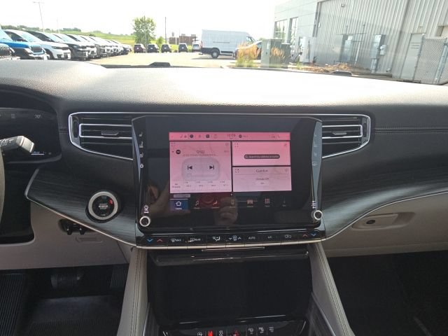 Used 2024 Jeep Wagoneer L Series II w/ Convenience Group I AWD/4WD image 29