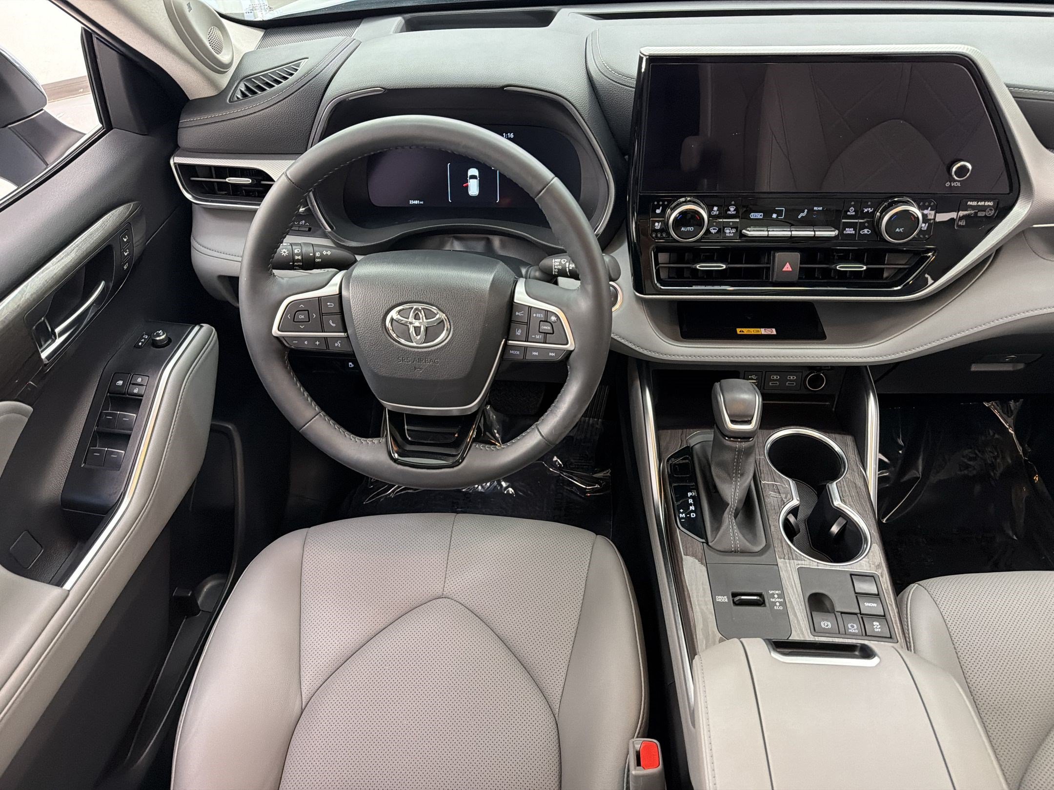 Used 2024 Toyota Highlander Platinum FWD image 30