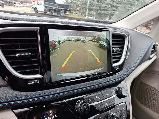 Certified 2021 Chrysler Pacifica Touring-L image 15