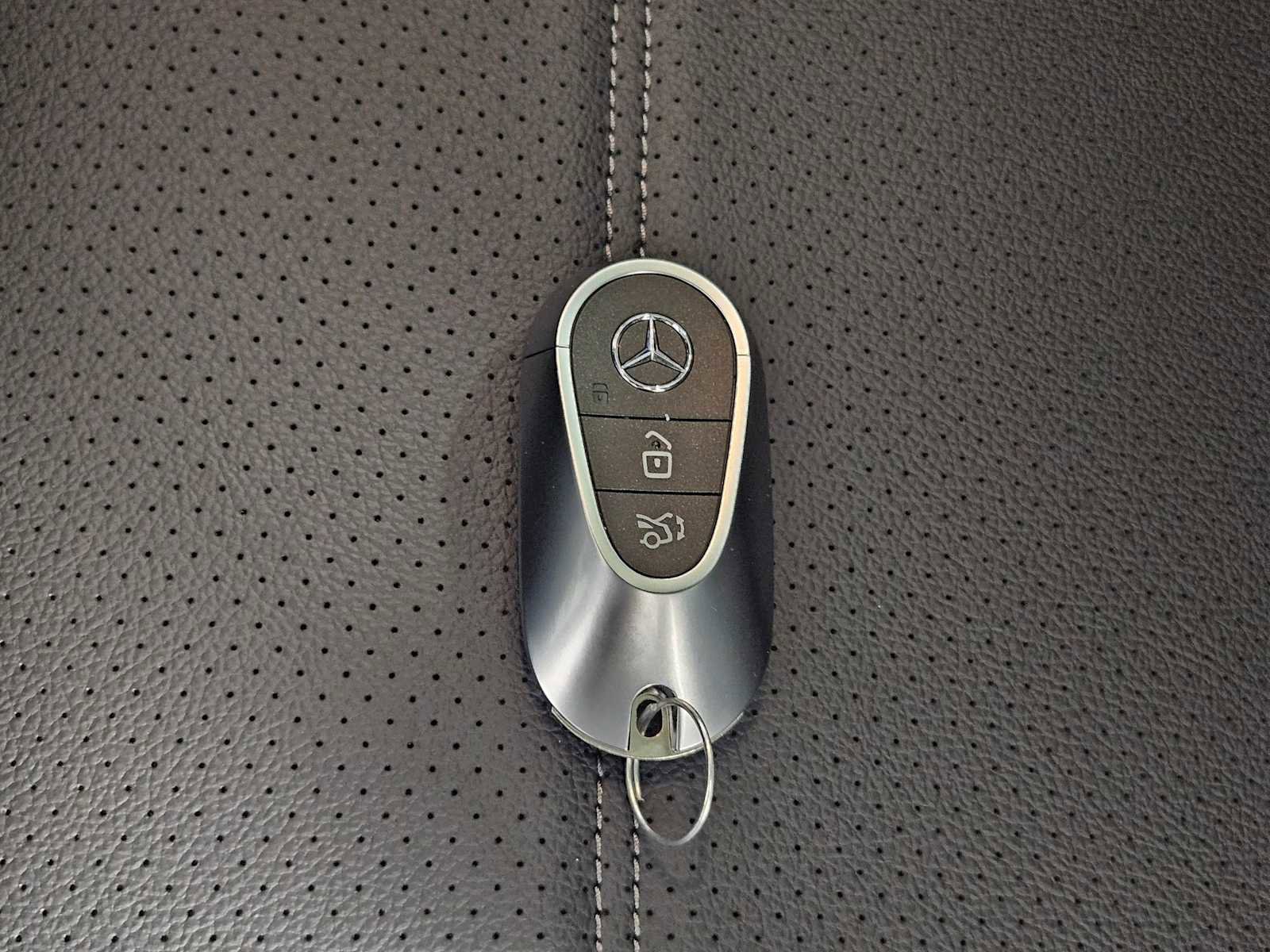 Used 2025 Mercedes-Benz GLC 300 4MATIC image 42