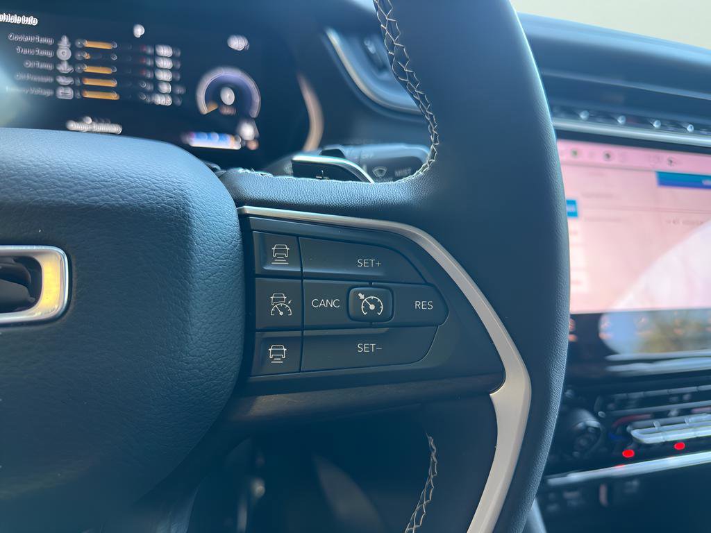 Used 2023 Jeep Grand Cherokee Limited w/ Black Appearance Package image 28