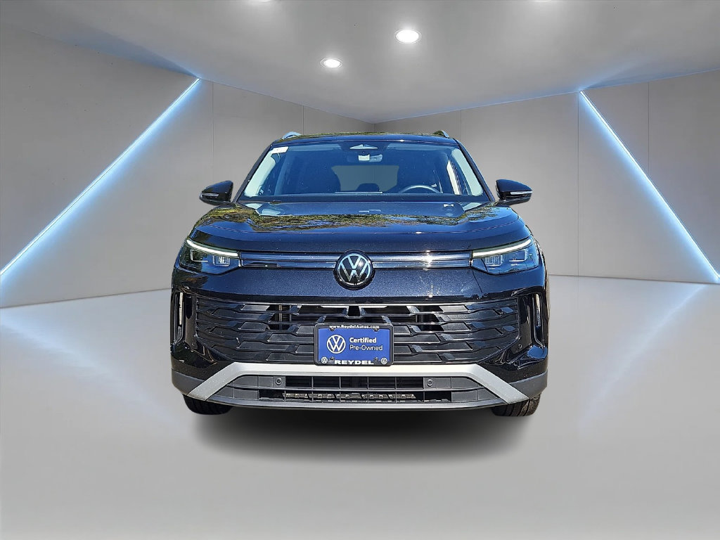 Certified 2025 Volkswagen Tiguan SE w/ Panoramic Sunroof Package AWD/4WD image 2