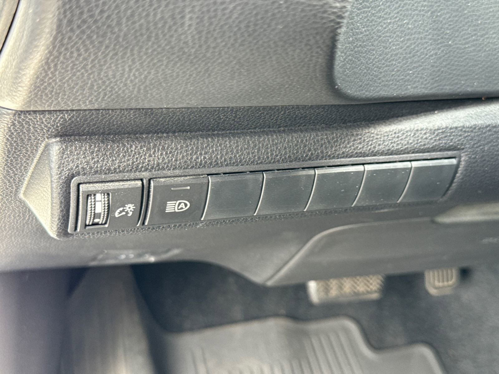 Used 2022 Toyota Corolla SE image 16